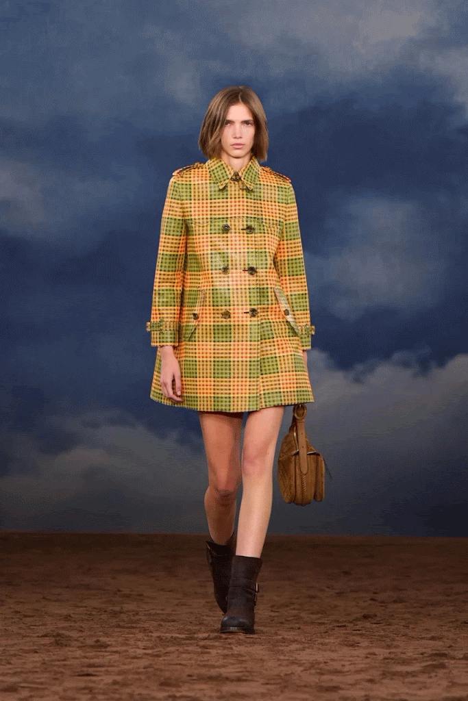 Burberry recupera su esencia con psicodelia, música y actitud 4