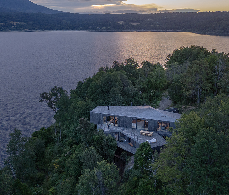 Casa PYR de Cazú Zegers: bloques de piedra y fuego en Chile 2