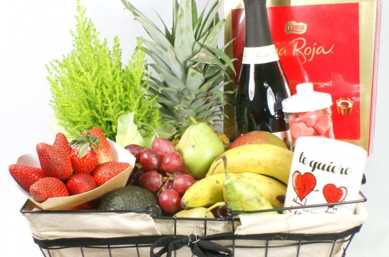 Una cesta de frutas para regalar en San Valentín, justo lo que necesitas...