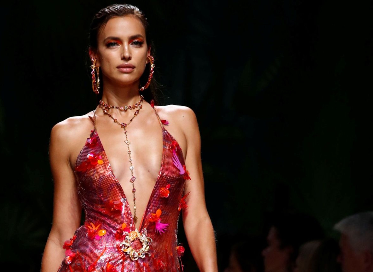 Irina Shayk Versace: revoluciona la moda con los vintage 1